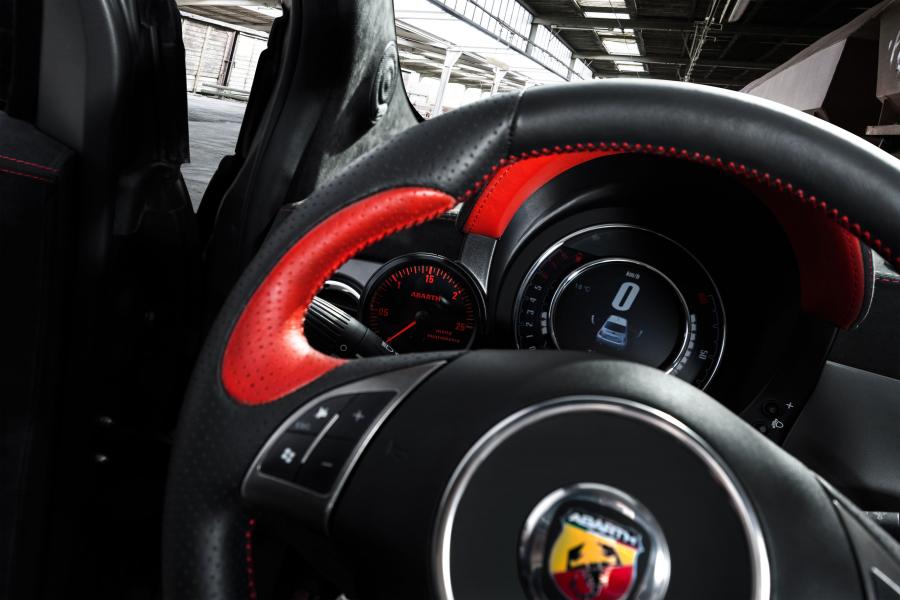 Панель приборов Abarth 500 Ares by Pogea Racing 2017 года  (фото 17 из 24)